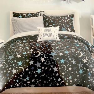 Twin comforter set. Navy blue and white.